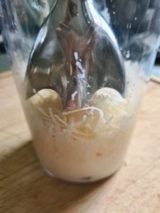 Stabmixer mixt Caesar Salad Dressing