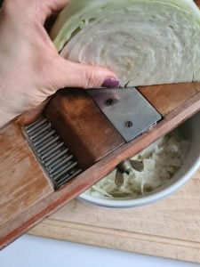 Ein Gemüsehobel mit Weißkohl