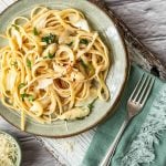 Pastateller mit Pasta al limone mit Spargel und Schälchen mit Parmesan