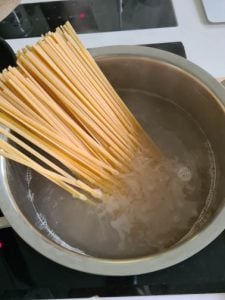 Tagliatelle in Kochtopf mit Wasser