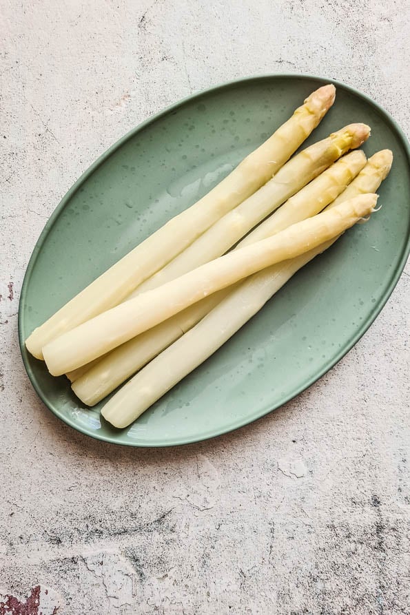 Spargel kochen - Stangen liegen auf Teller