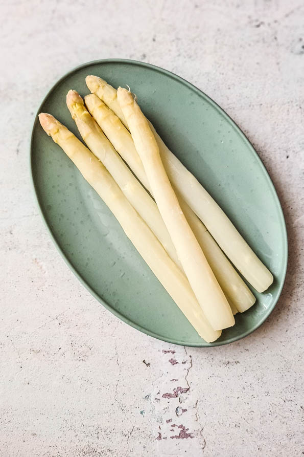 Ein Teller mit gekochten Spargelstangen