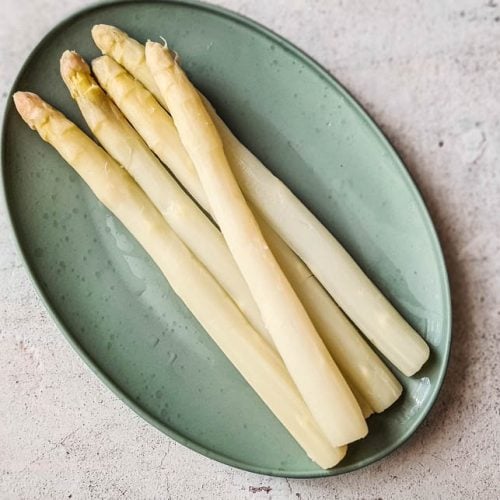 Ein Teller mit gekochten Spargelstangen