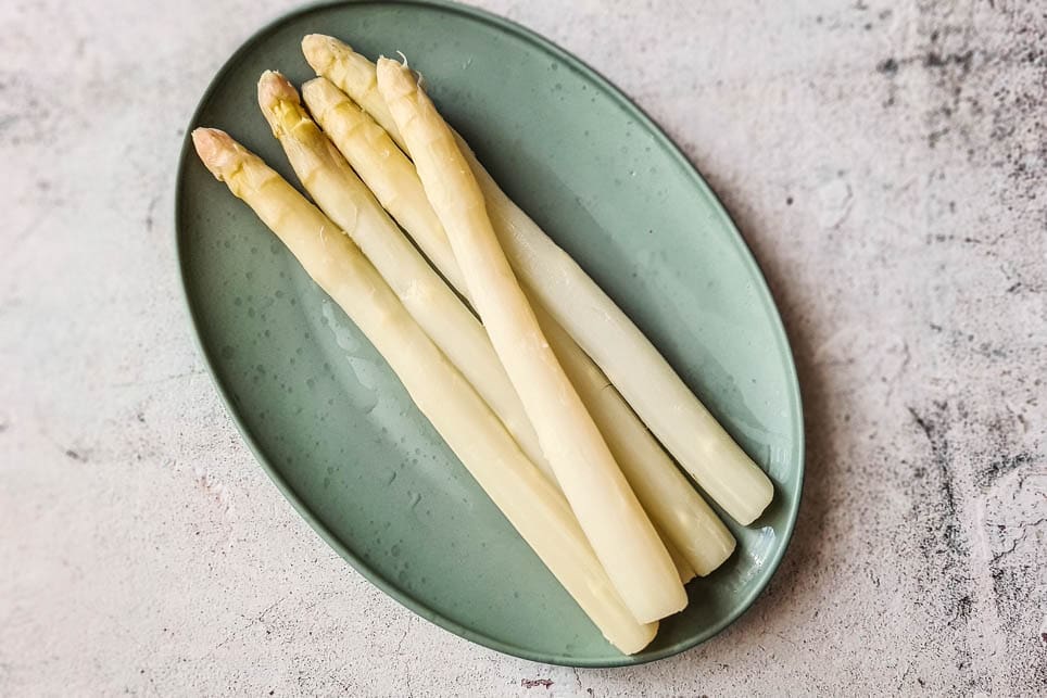 Ein Teller mit gekochten Spargelstangen
