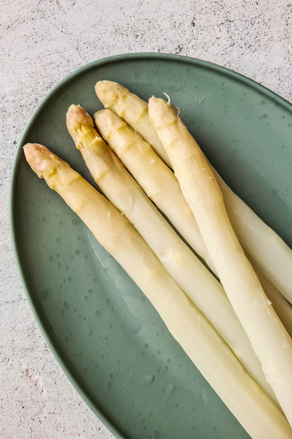 Ein Teller mit gekochten Spargelstangen