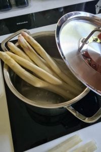 Spargelstangen in Kochtopf