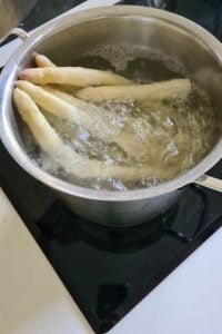 Spargelstangen in kochendem Wasser