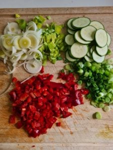 Geschnittenes Gemüse auf Holzbrett