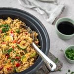 Eine Pfanne mit gebratenem Eierreis und Kräutern