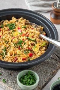 Eine Pfanne mit gebratenem Eierreis und Kräutern