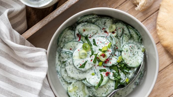 Gurkensalat mit Joghurt Dressing | Rezept
