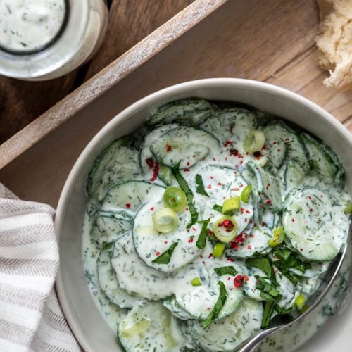 Gurkensalat mit Joghurt auf einem Tablett