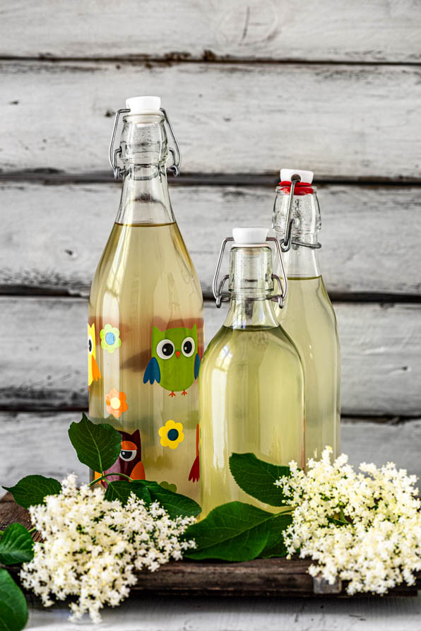 3 Flaschen Holunderblütensirup mit Holunderblüten