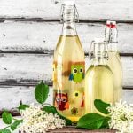 3 Flaschen Holunderblütensirup mit Holunderblüten