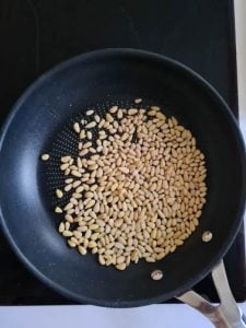 Pinienkerne in einer Pfanne.