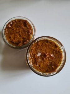 Rotes Pesto in 2 Gläser abgefüllt