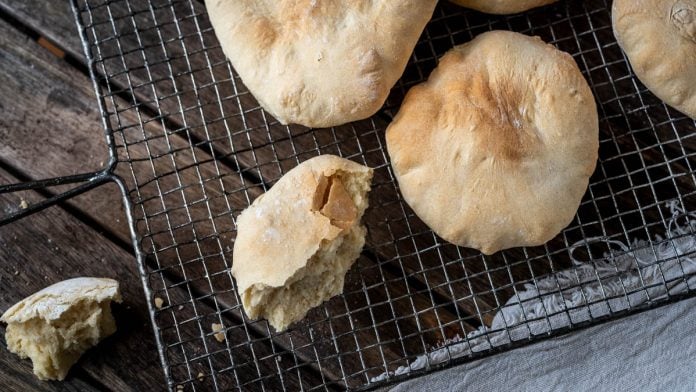 Mehrere Stück Pita Brot liegen auf Auskühlgitter