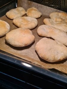 griechisches Fladenbrot auf Backblech im Ofen