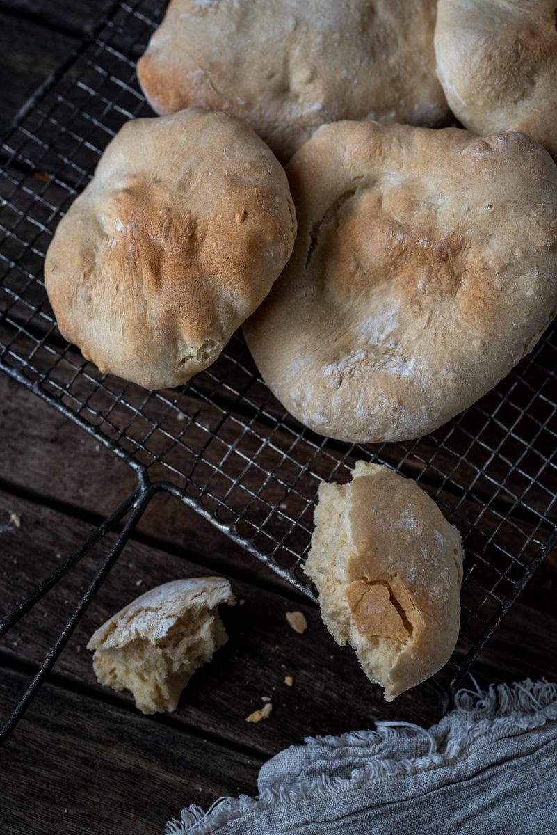 Mehrere Stück Pita Brot liegen auf Auskühlgitter