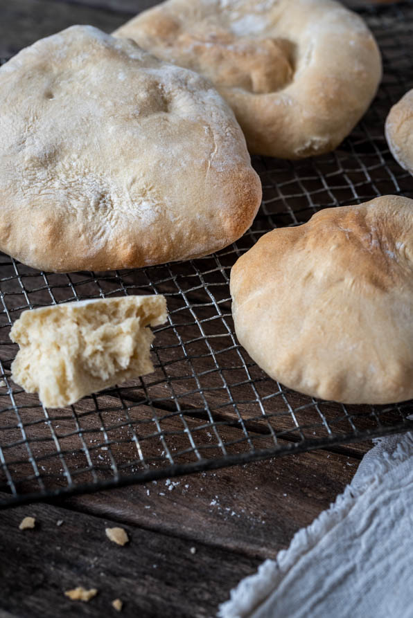 Mehrere Stück Pita Brot liegen auf Auskühlgitter