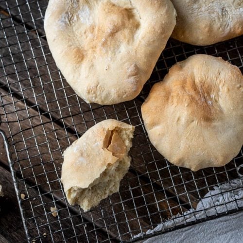 Mehrere Stück Pita Brot liegen auf Auskühlgitter