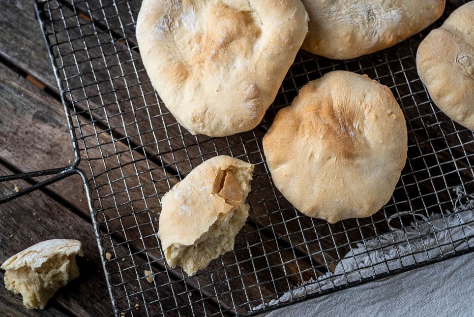 Mehrere Stück Pita Brot liegen auf Auskühlgitter
