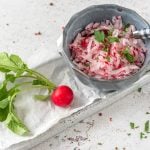 Radieschensalat in Schüsselchen auf kleinem Tablett