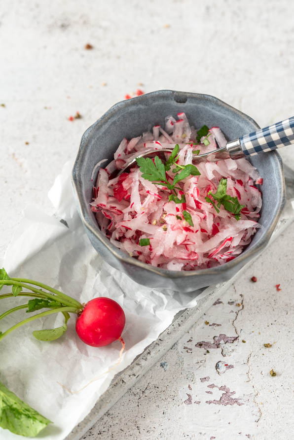 Einfaches Radieschensalat Rezept frisch angerichtet