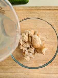 zerkleinertes Weißbrot wird mit Wasser aufgegossen