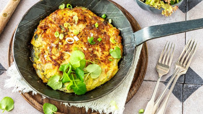 spanische-tortilla-mit-kartoffeln Spanische Tortilla in Pfanne mit Kräutern