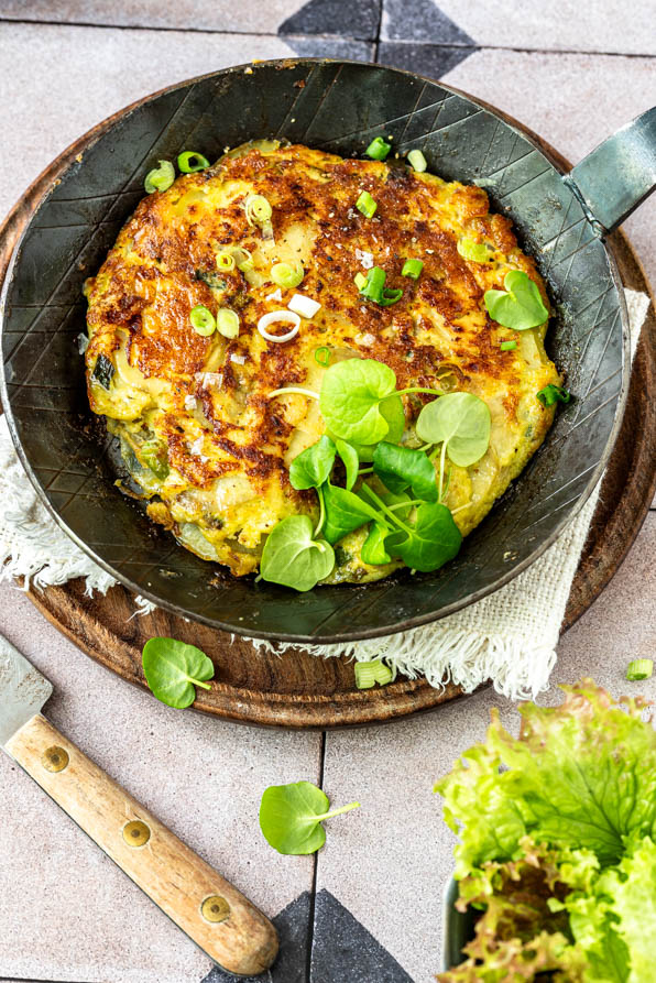 Spanische Tortilla in Pfanne mit Kräutern