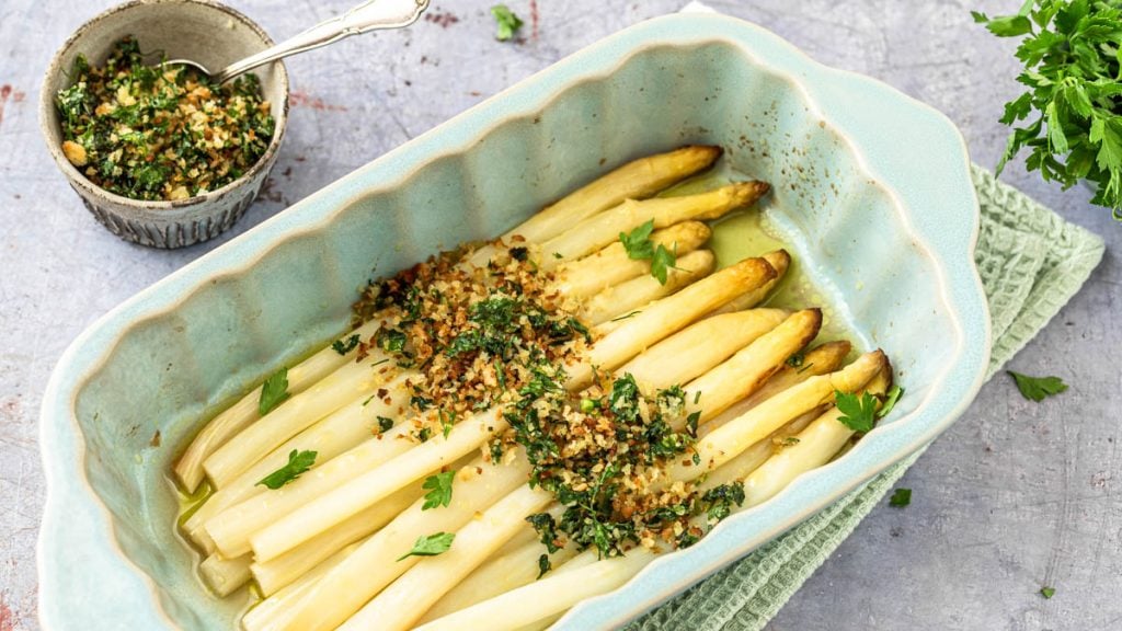 weißer Spargel im Backofen in Auflaufform mit Kräuterbröseln