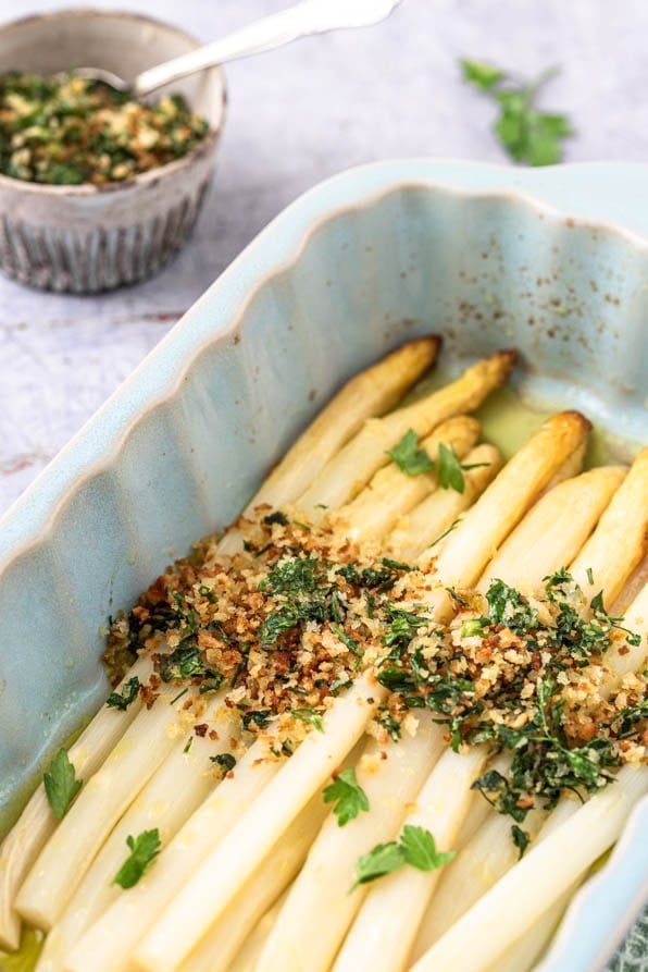 weißer Spargel im Backofen in Auflaufform mit Kräuterbröseln