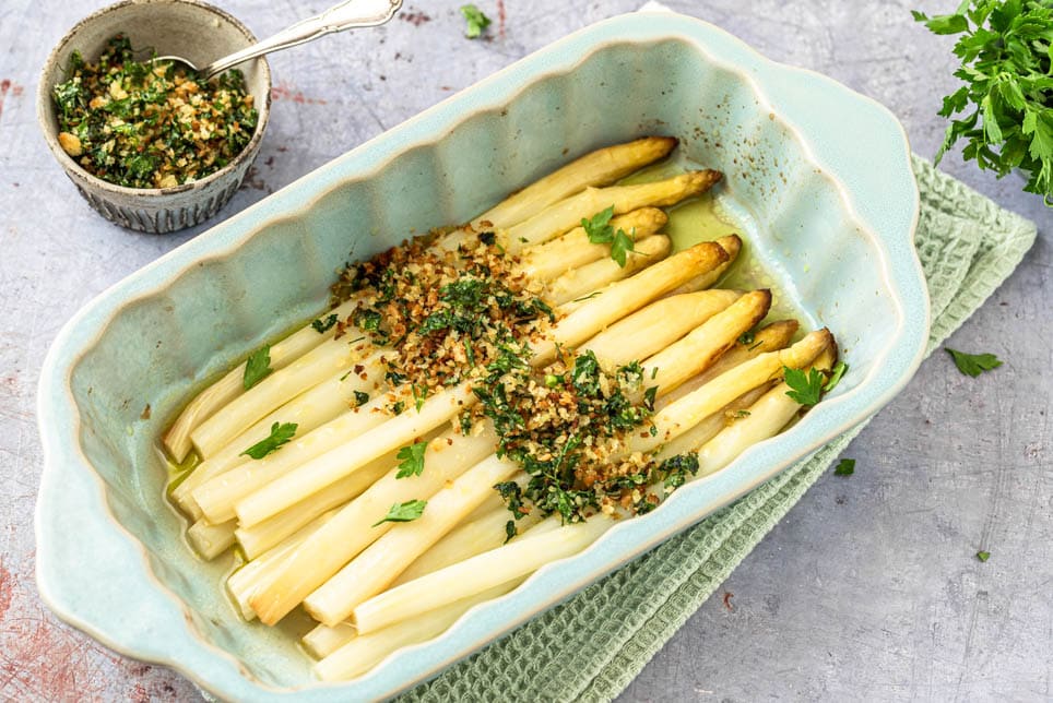 weißer Spargel im Backofen in Auflaufform mit Kräuterbröseln