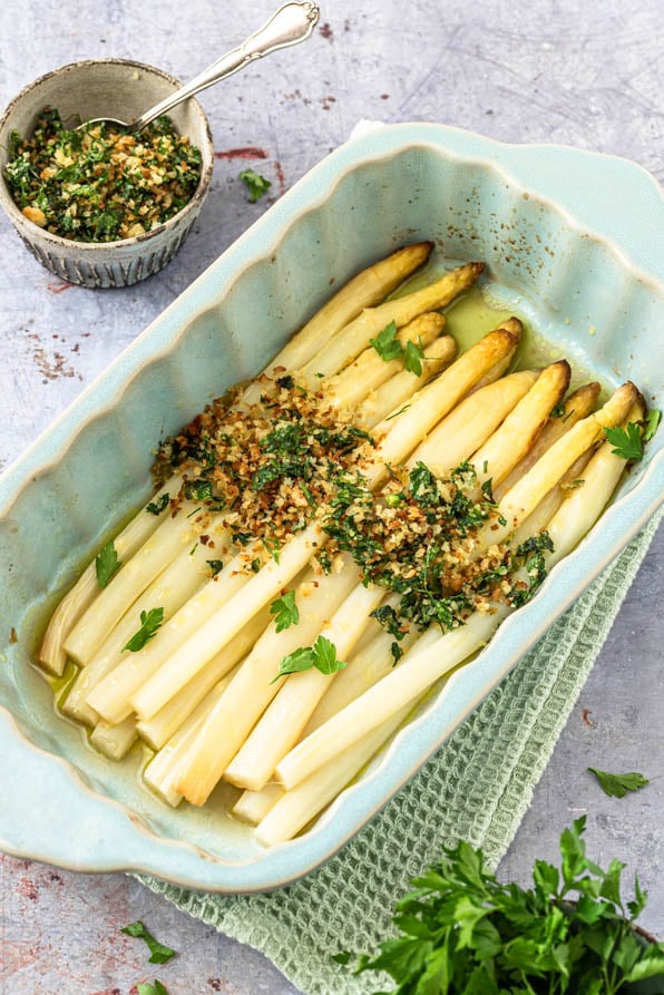 weißer Spargel im Backofen in Auflaufform mit Kräuterbröseln