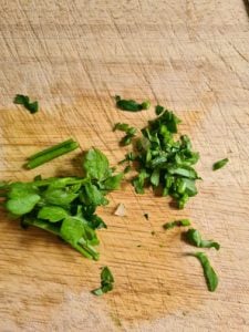 gehackte Petersilie auf Schneidebrett
