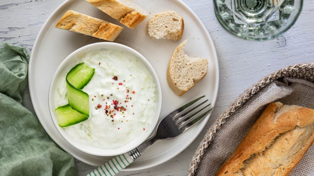 Tzatziki mit Baguette am Tisch