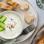 Tzatziki mit Baguette am Tisch