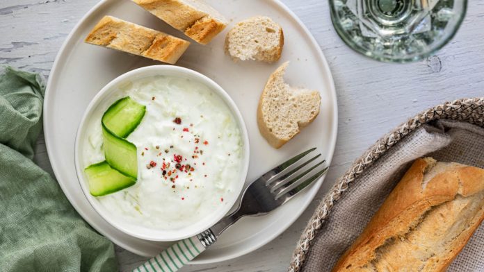 griechisches-tzatziki-einfach-selber-machen Tzatziki mit Baguette am Tisch
