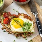 Strammer Max vegetarisch mit Avocado und Tomaten auf Holzbrettchen
