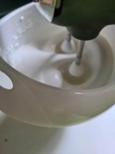 Ein Handrührgerät schlägt Eiweiß zu Eischnee