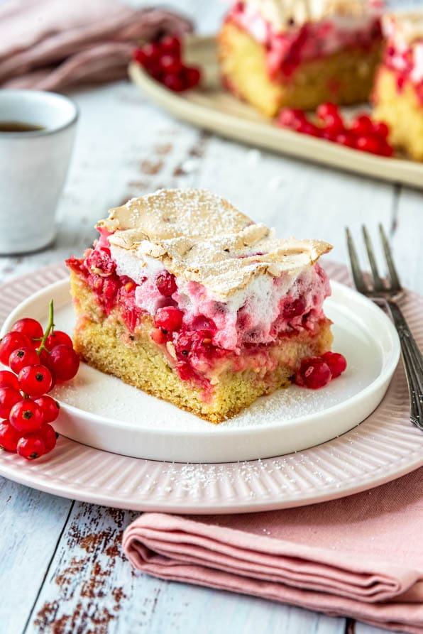 Ein Stück Johannisbeerkuchen auf einem Teller und einer Gabel.