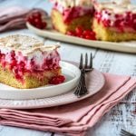 Ein Stück Johannisbeerkuchen auf einem Teller und einer Gabel.