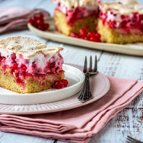 Ein Stück Johannisbeerkuchen auf einem Teller und einer Gabel.