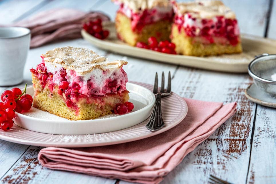 Ein Stück Johannisbeerkuchen auf einem Teller und einer Gabel.