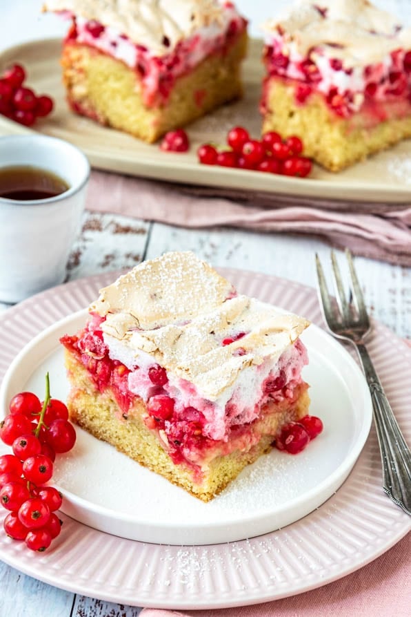 Ein Stück Johannisbeerkuchen auf einem Teller und einer Gabel.