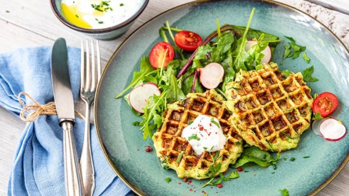 Herzhafte Waffeln mit Zucchini und Salat angerichtet - Mundgefühl