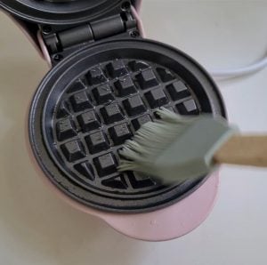 Waffeleisen wird eingefettet