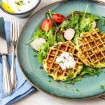 Herzhafte Waffeln mit Zucchini und Salat angerichtet - Mundgefühl