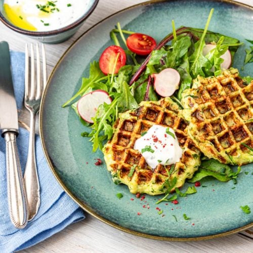 Herzhafte Waffeln mit Zucchini und Salat angerichtet - Mundgefühl